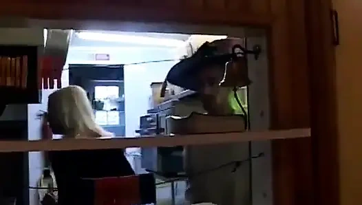 Cewek prancis liar lagi asik muasin dua sambil kerja di dapur