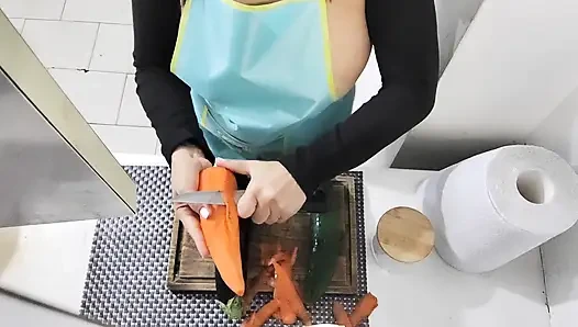 Ich schiebe eine riesige gurke in mein hungriges arschloch - fetisch