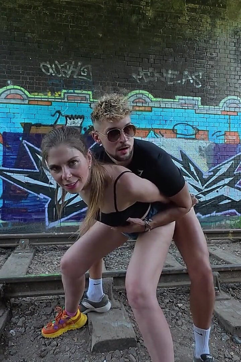 Alice Maze Fake Rail, το μάζεψαν και το γάμησαν στο σιδηροδρομικό σταθμό