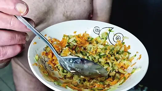 Seorang budak harus menyetubuhi salad dan muncrat dengan murah hati di dalamnya. Fetish makanan, instruksi coli, dan instruksi makan air mani. Bon appetit