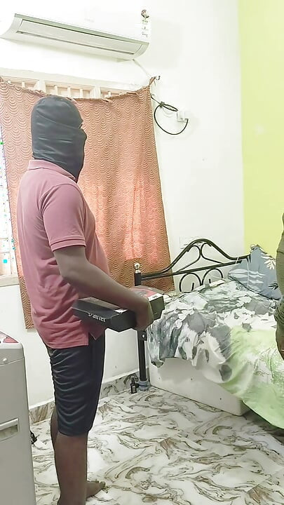 Mehaničar jebe prevarantsku ženu dok muž gleda TV