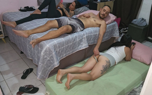 Soția a trebuit să împartă camera cu prietena ei