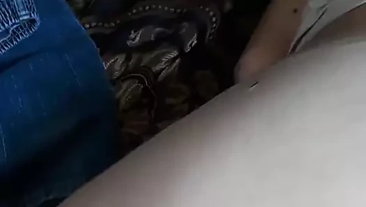 Isteri menunggang mainannya