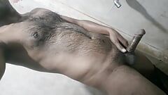Un garçon seul se masturbe dans la salle de bain, des vidéos porno prêtes font tout tipe sax