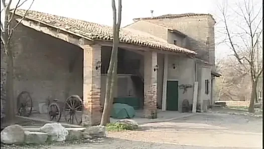 Kıllı amcıklı orta yaşlı seksi kadın arkadaşı sikilmeden önce ıslak amını yalarken tatmin oldu