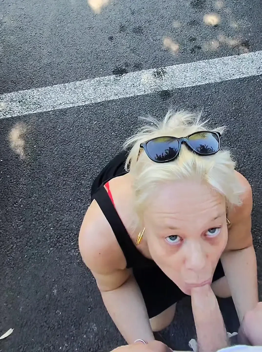 特别展览我在街中央玩弄我的阴蒂直到高潮