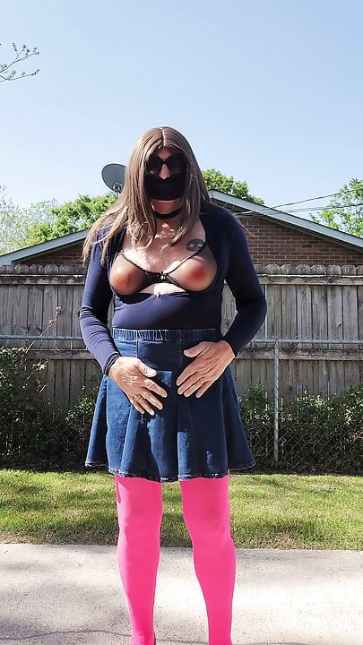 Gay, CD, provocare în aer liber. Pantyhose, leotard și fustă.