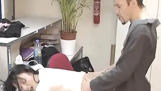 21-jährige anal gefickte sekretärin aus frankreich im büro geritten