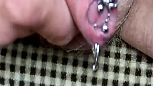 Meine Schwanzpiercings muessen geoelt werden