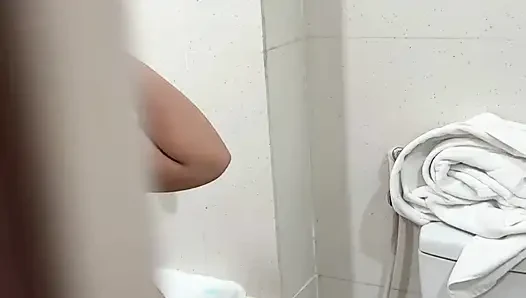 an einem tobrut-mädchen unter der dusche wird am ende erwischt