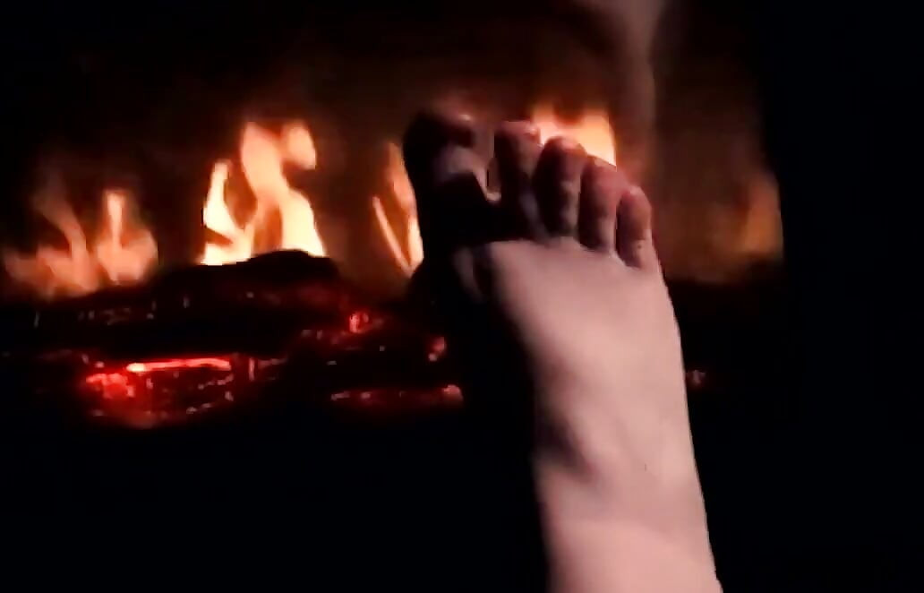 Mijn voeten opwarmen om je een lekkere hete voetenbeurt te geven, geen hoofdtelefoon nodig