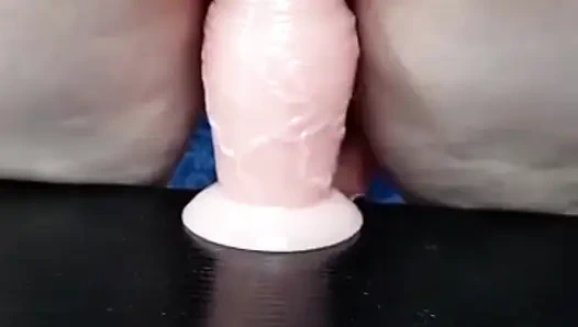 Olgun sürtük büyük bir fışkırtma yapıncaya kadar büyük kıllı amında yeni bir büyük oyuncak deniyor