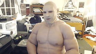 Il bodybuilder in silicone si masturba