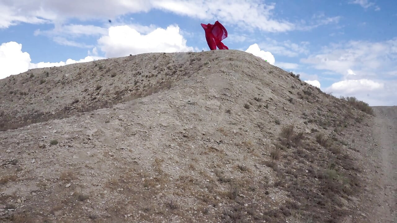 Auf Top of Hill mit roter Flagge