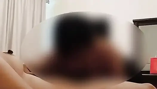 Она обожает сосать свою киску и трахаться
