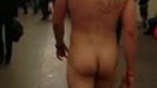 Desnuda en el metro