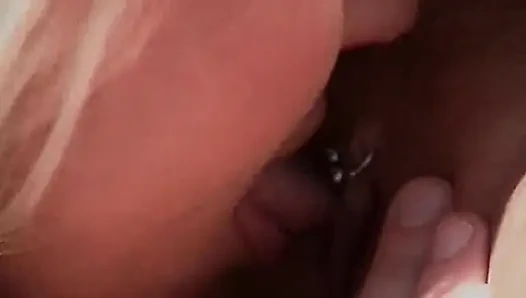 Aksi nakal lesbian hot rambut pirang yang saling ngentot pakai strap-on