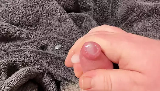 Albino küçük yarağını sıvazlıyor ve boşalıyor - ağır çekimde