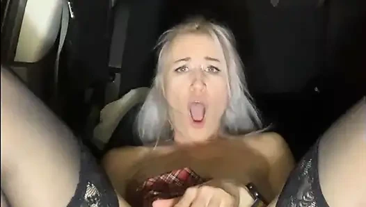 Stream live im Auto schwarze strümpfe und Minirock