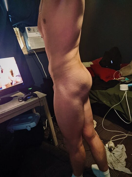 Дрочка и скроллинг grindr для минетов
