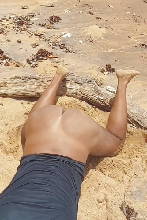 해변에서 섹시한 엉덩이의 Ladysilva