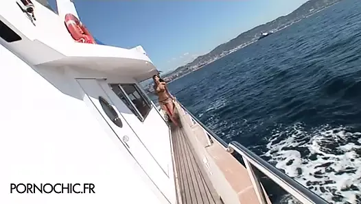 Sexe anal sur un yacht avec la belle Jennifer Stone