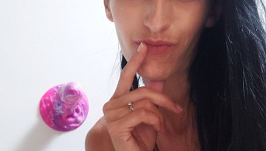 Instagram -model Tiffany Sumerz speelt met haar nieuwe speeltje