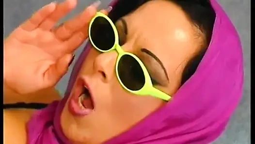 Сногсшибательная брюнетка в сексуальных чулках сосет член и вспахали