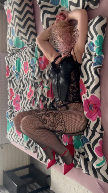 زوجة في مشد أسود وجوارب الجسم يحصل مارس الجنس | مقطع 1