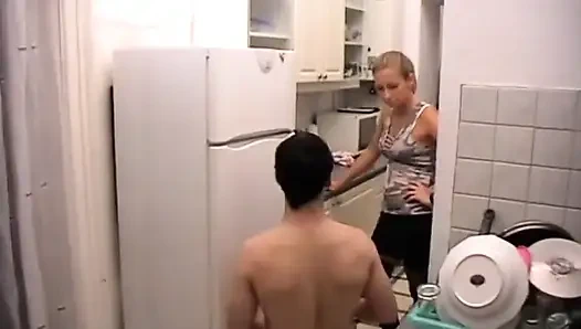 Mutfağımın parlamasını istiyorum köle!