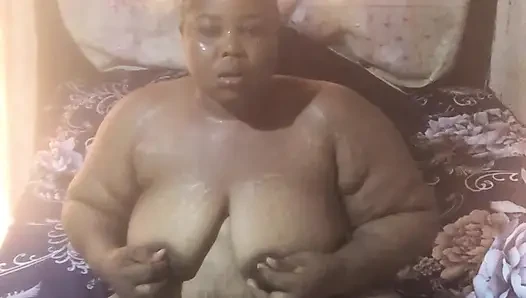 Tracy kene amcığını sikmeye hazırlanıyor