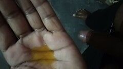 Azjatycki czarny chłopak masuje swojego czarnego penisa