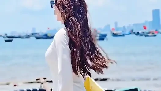 Ngentot kilat bareng ao dai di semak-semak pisang di pinggir pantai - bagian 1