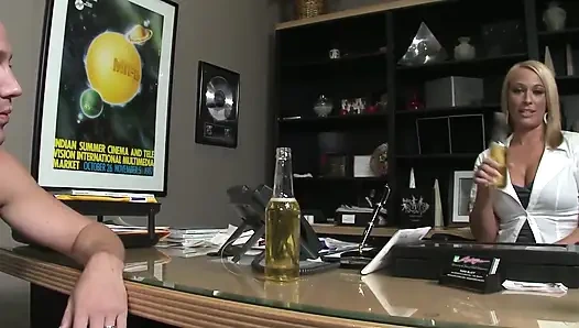 Adegan seks ibu tiri bahenol - 3 cewek hot rambut pirang yang lagi sange berat dientot habis-habisan sama kontol besar