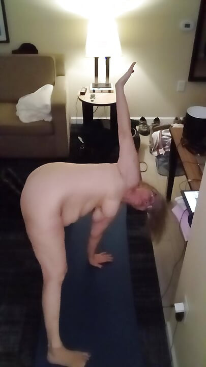 Hot BBW MILF Doing Her Daily Naked Yoga!