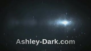 Ashley Dark, scène de baisers lesbiens torrides et éjaculation