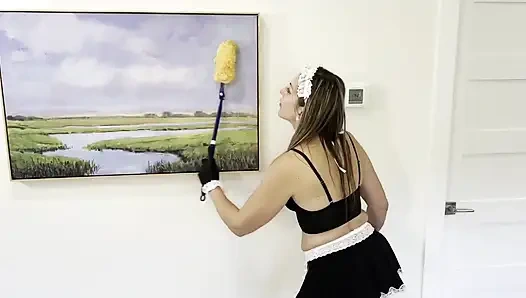 Горничная битдаун с участием Misty Adams Paris Love и Sintha Bee