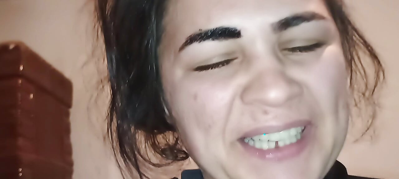 Stieftochter lutscht mir den ganzen Tag und schluckt alles hinunter