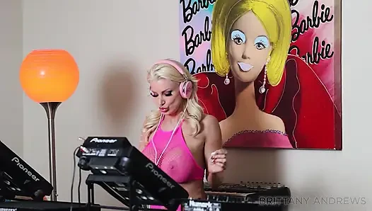 Brittany Andrews sikişerken göt deliğini ıslatıyor!