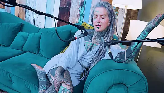 Ich spreche über Y - YOU - ASMR podcast SFW spricht goth dünnes mädchen dreadlocks tattoo-modell inked mädchen