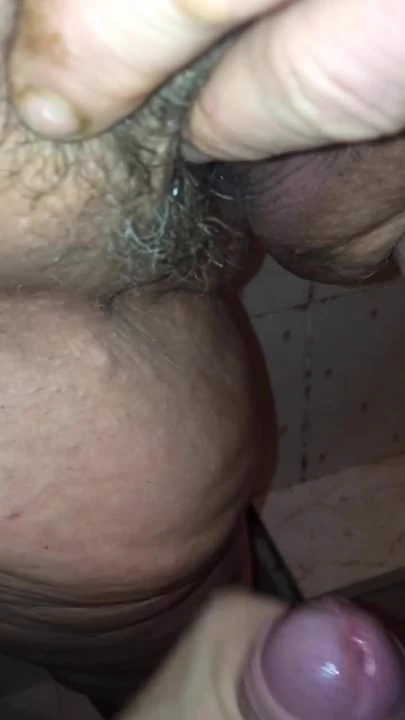 Mi piscia sul cazzo e gli sborro in culo