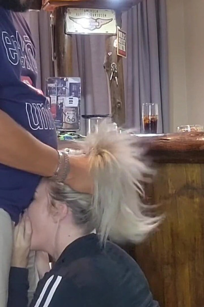 A dögös szőke széttárja punciajkait egy hatalmas creampie-ért