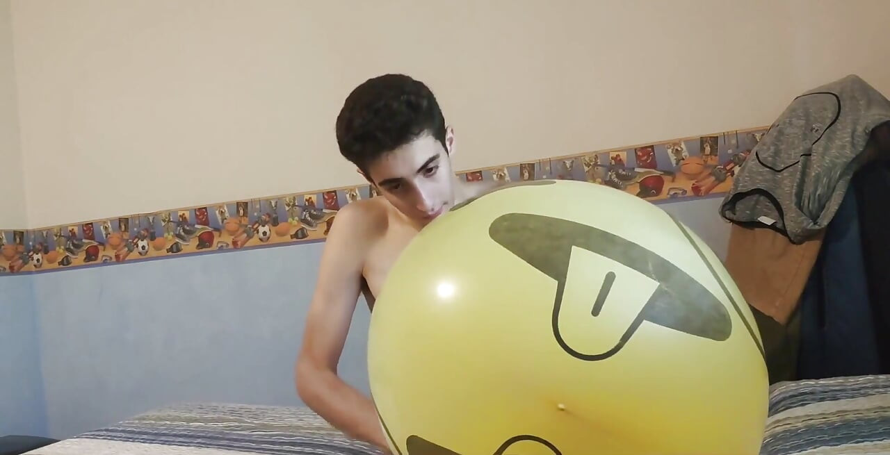 Suflând un balon uriaș smiley în timp ce se masturbează