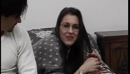 Gözlüklü esmer retro sert sikişte sikiliyor