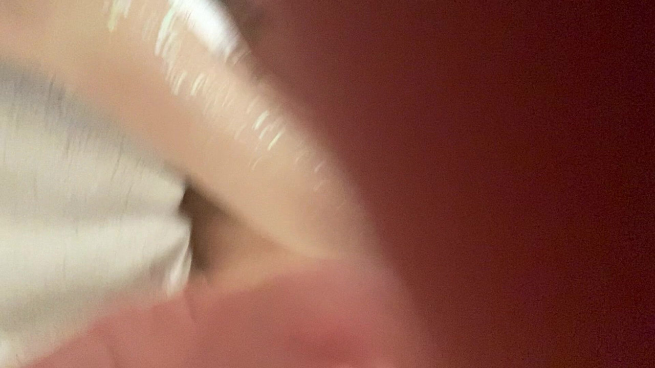 Les jambes brillantes, tendres, lisses et chic de cette beauté vous font ouvrir la bouche et commencer à lécher chaque orteil