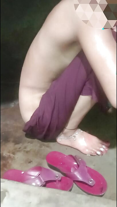 Desi Bhartiya Bihari Patni snan kar rahi hai aur Sadi bathroom mein snan slow nikalati hai  full Hindi audio mein xxx