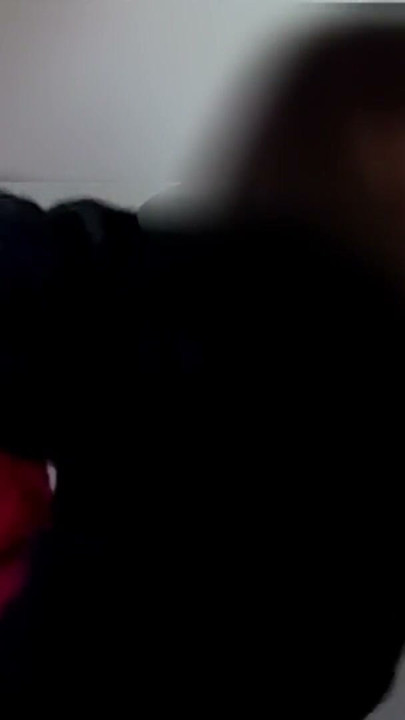 Orta yaşlı seksi kadın büyük beyaz bir dildo yarağını emiyorken uda domalarak şenlik yapıyor | Klip 1