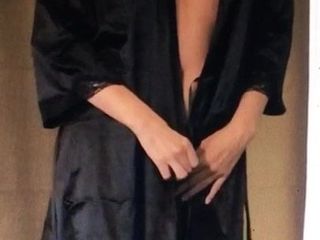 Danse nue en robe noire