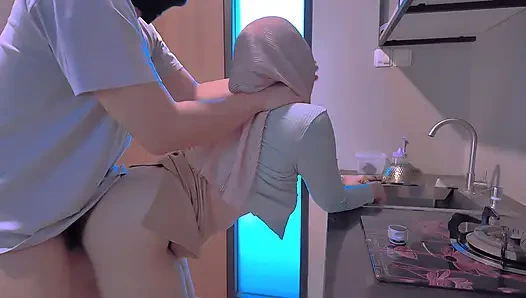 Ibu temanku bikin sange saat cuci piring didapur