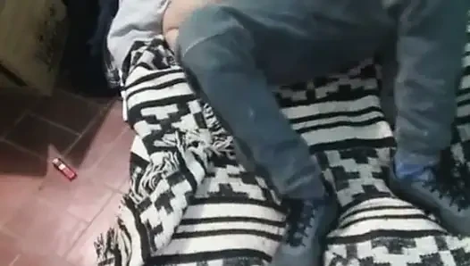 Девушка в платье Монтано с матрасом на полу